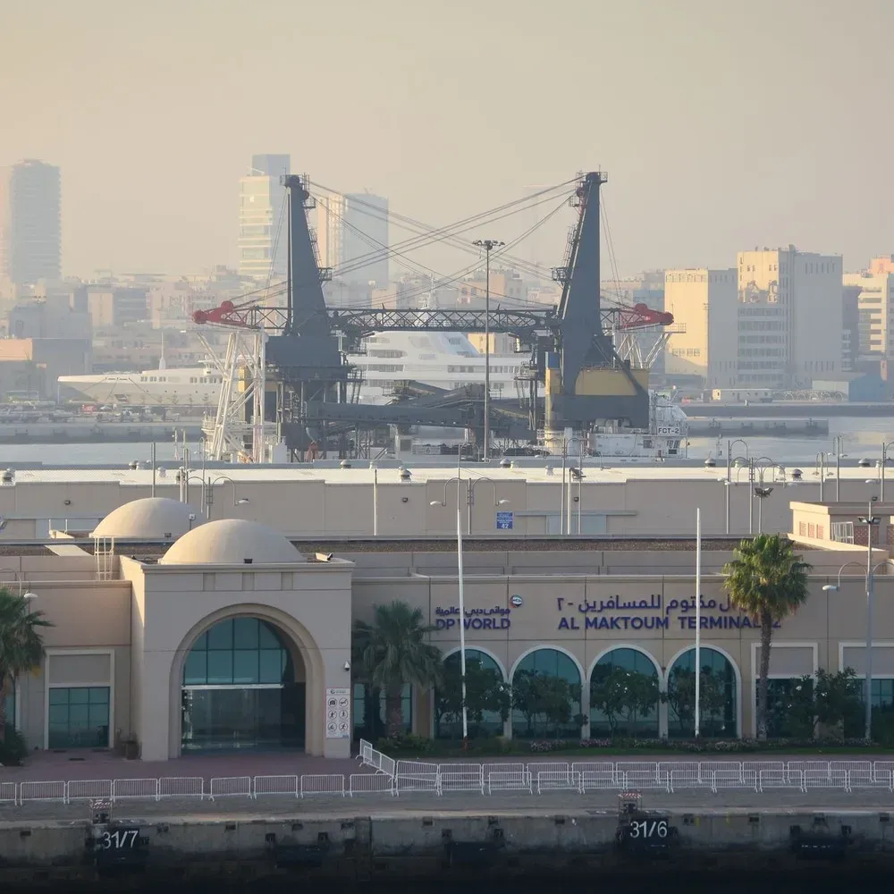 Port terminal in Dubai - sourcing from China to the Middle East