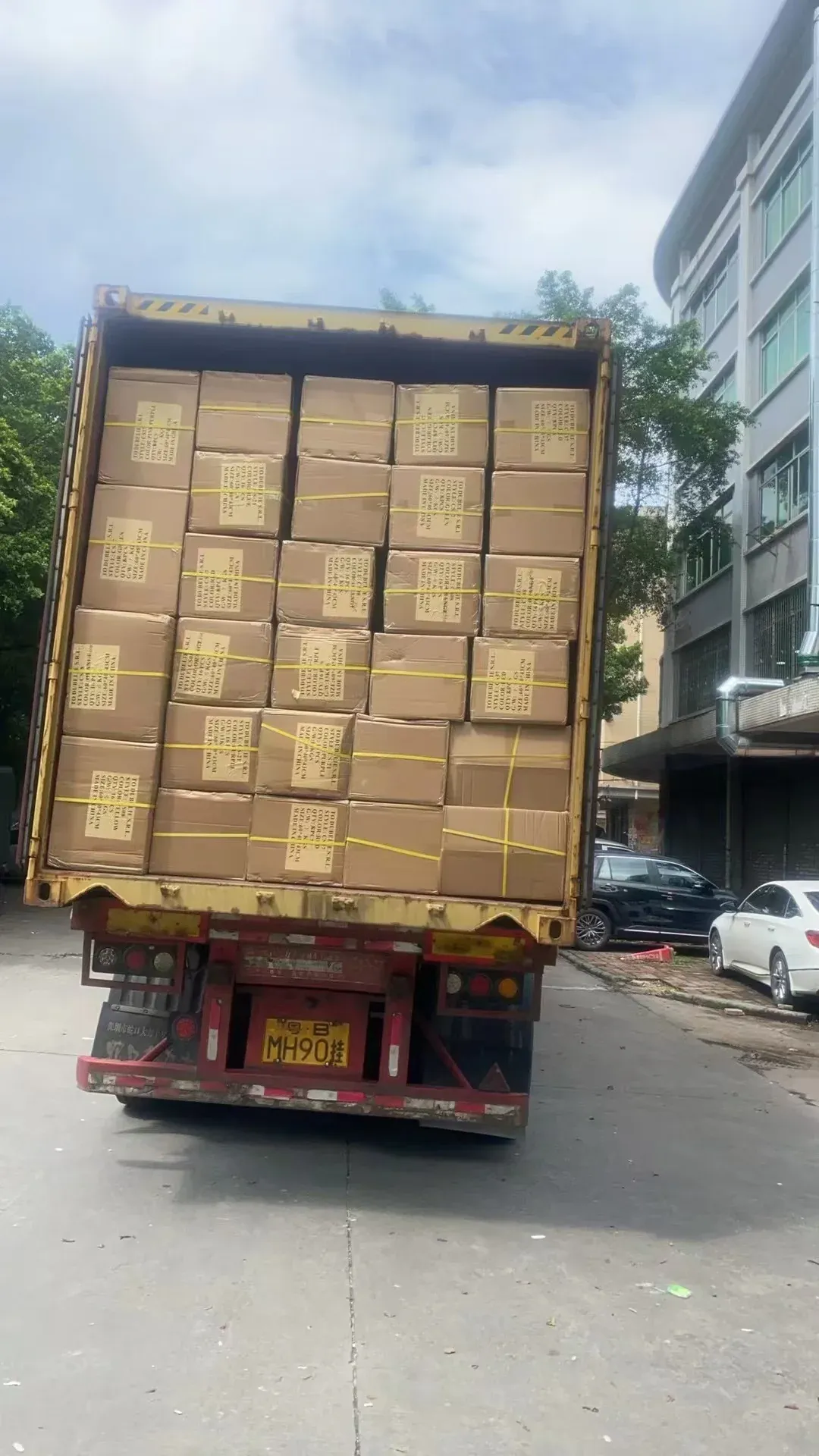 06-Packing-and-Dispatch-03-loaded-shipping-cartons