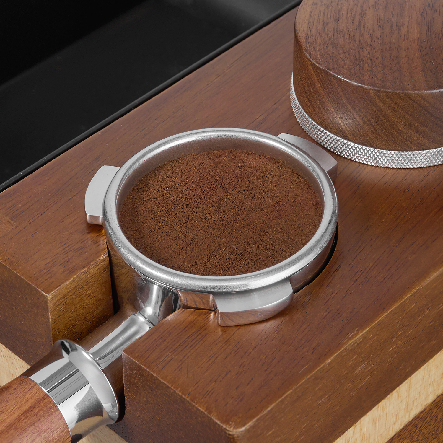 Coffee-filled basket in the portafilter head