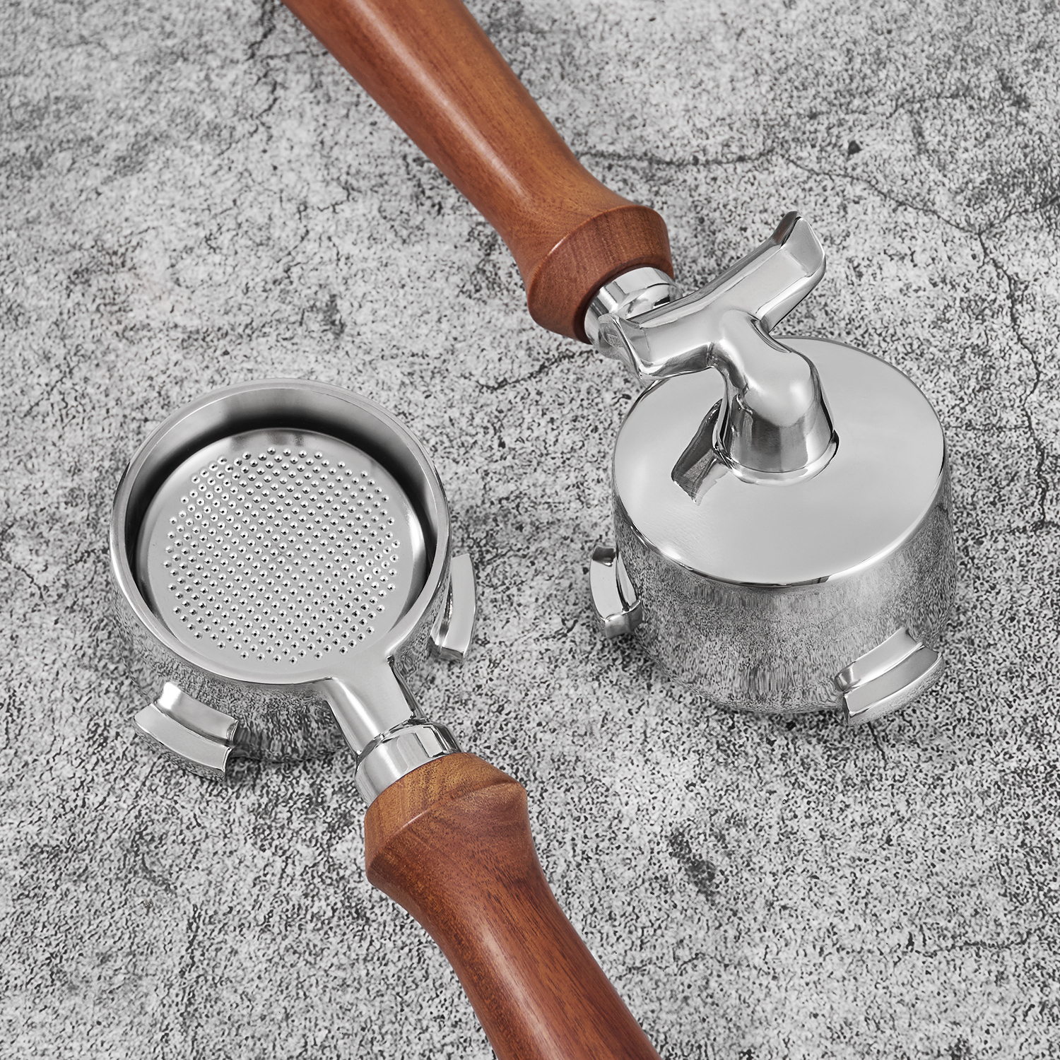 Bottomless and dual-spout three-lug heads side by side