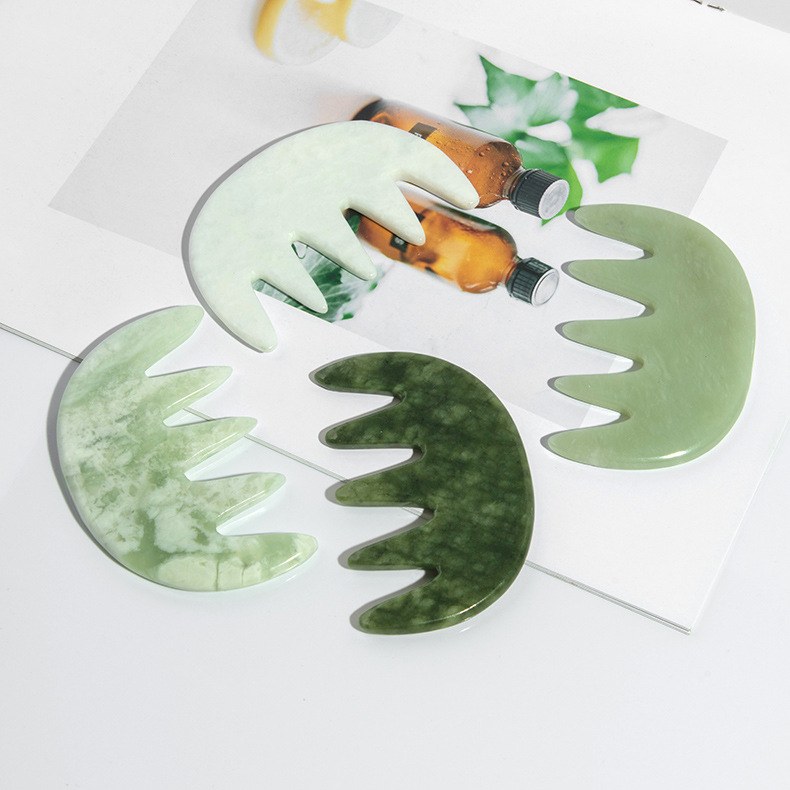 Five-tooth jade combs in four stone colours on leaves