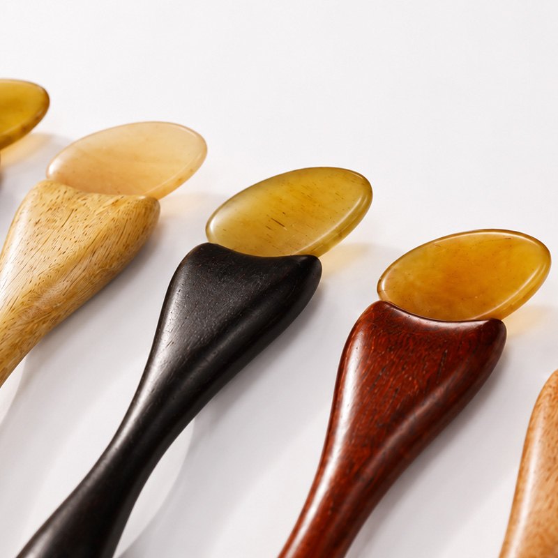 Close-up of the polished horn tip and wood grain