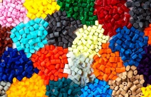 Multi-colored plastic resin pellets for strategic material selection in injection molding