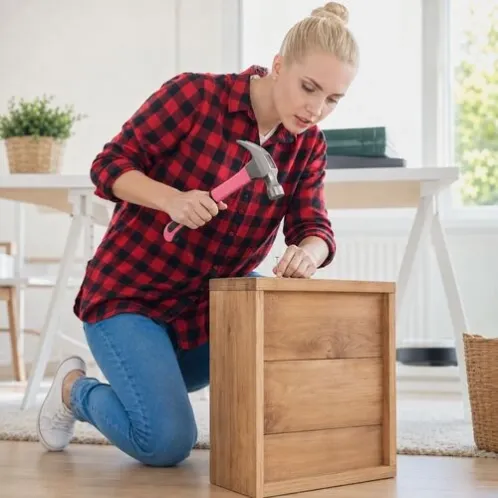 women-home-diy-hammer-scene-500x500-under-40kb