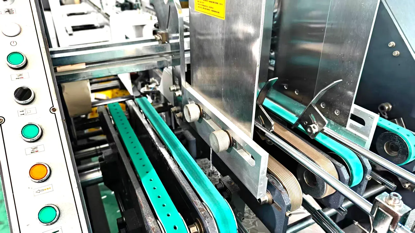 box-gluing-line