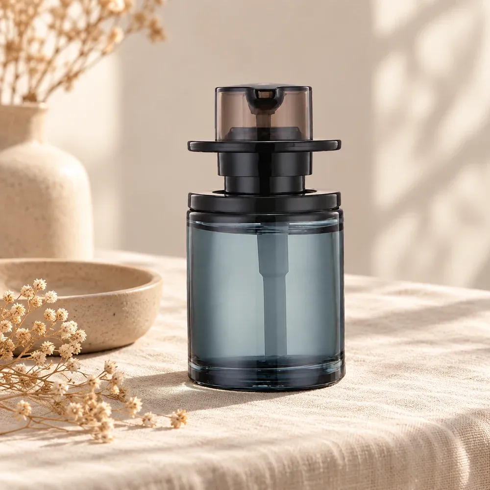 40 ml Felt-Hat Emulsion Bottle with Rotary Pump photo 05 lifestyle scene
