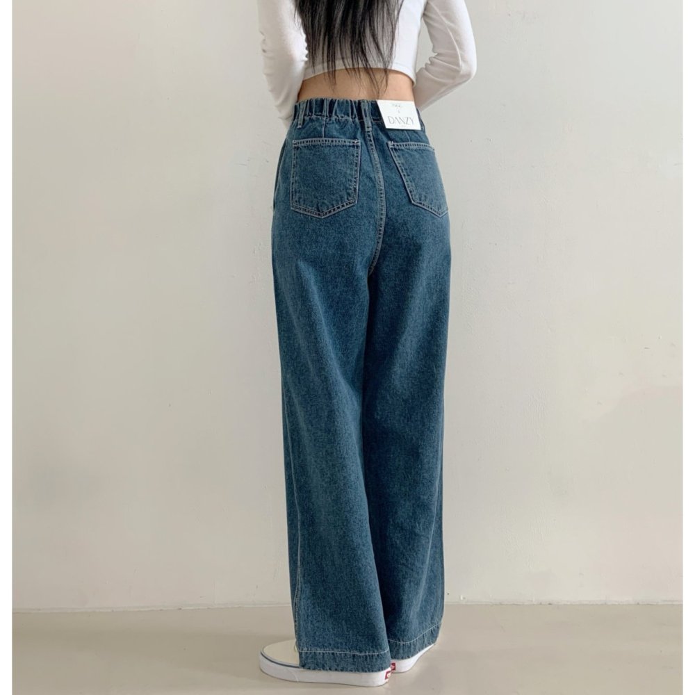 High-waisted straight-leg jeans in high-stretch denim, custom washing techniques