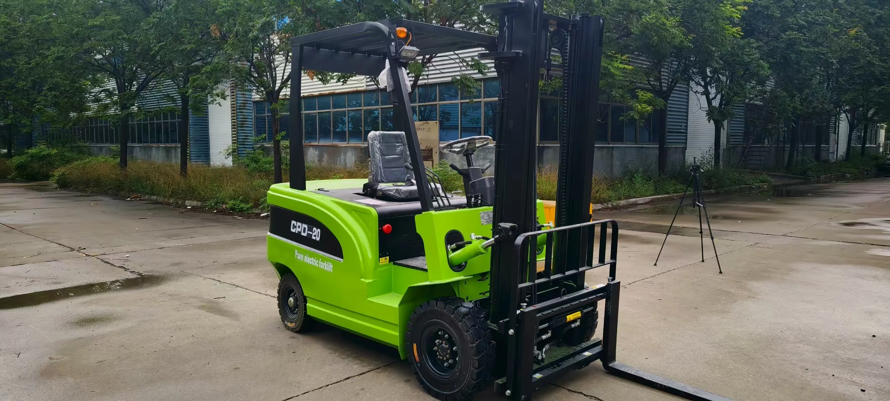 Green Electric Forklifts 4