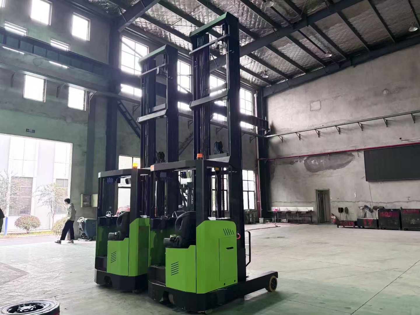 Are reach trucks electric?