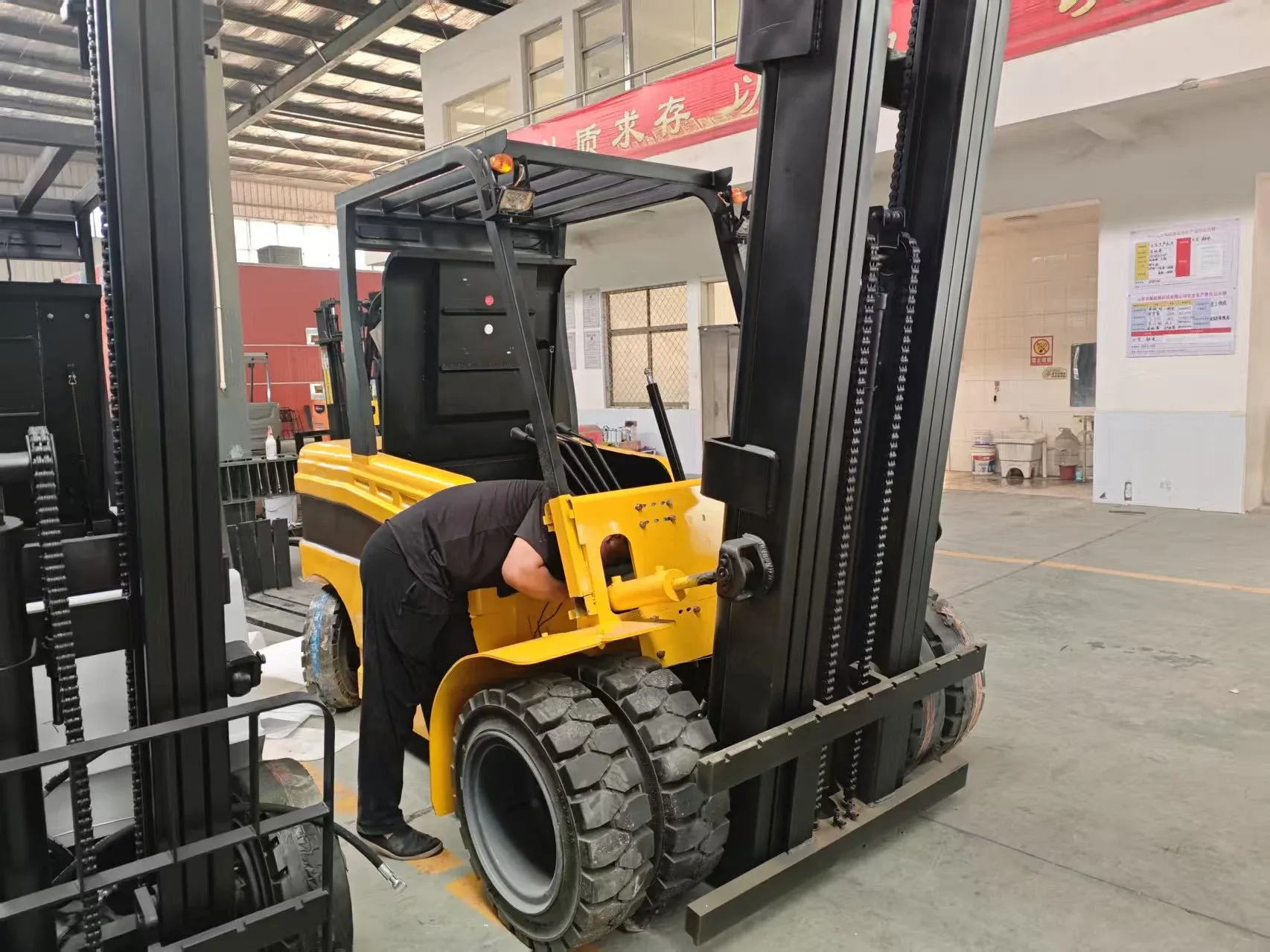 What is an Electric Forklift and What Are Its Advantages?