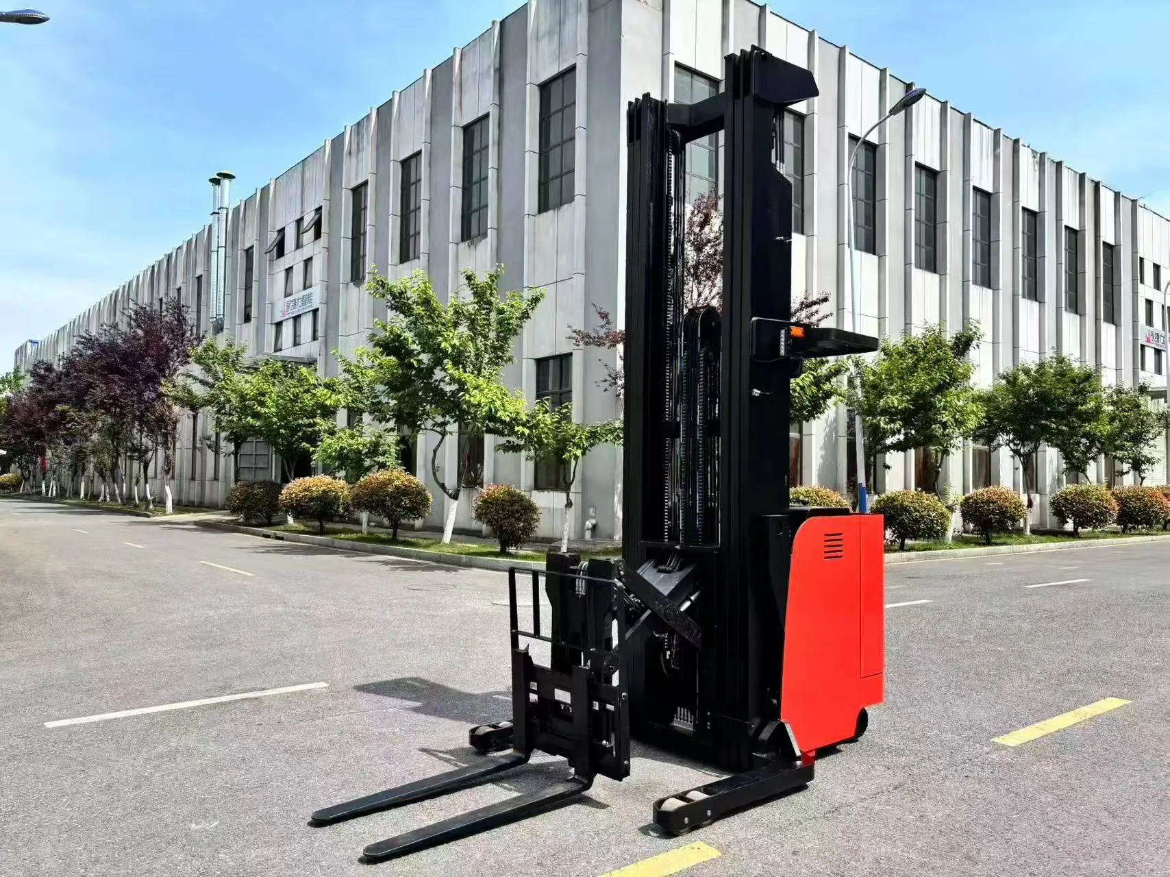 Cold Storage Reach Truck Guide: Models Designed for Freezer and Refrigerated Warehouses