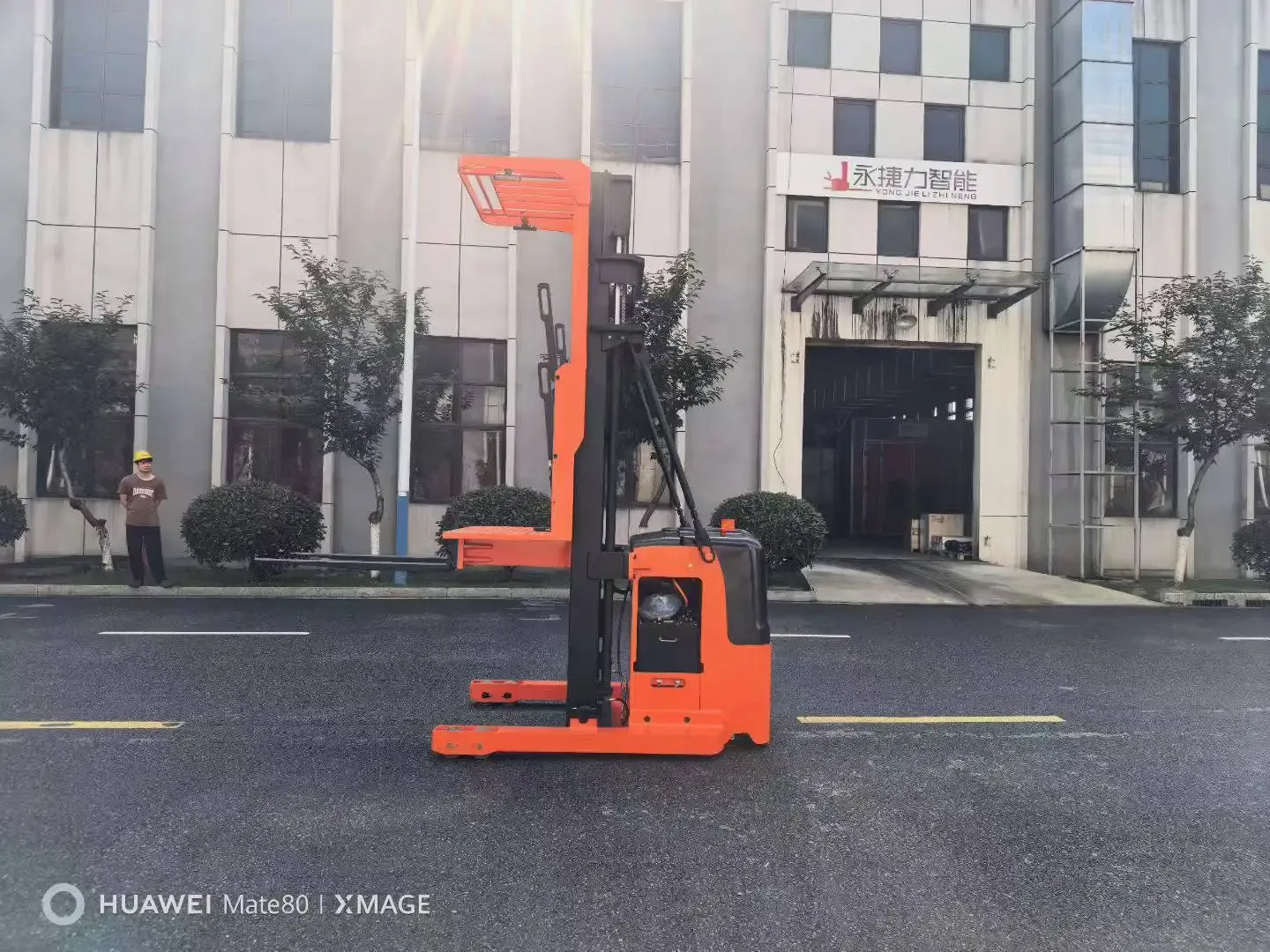E-commerce Warehouse Optimization: Using Reach Trucks to Handle High-Volume Picking