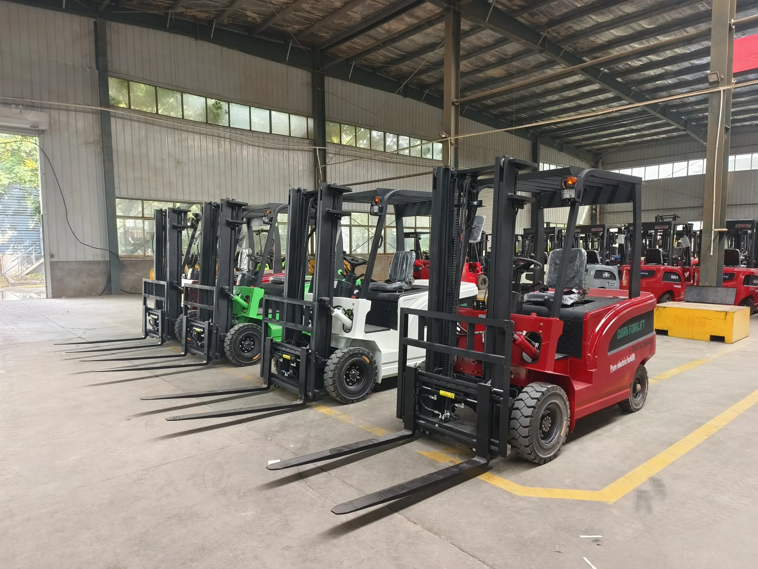 Why Electric Forklifts Are Ideal for Indoor Warehousing Operations