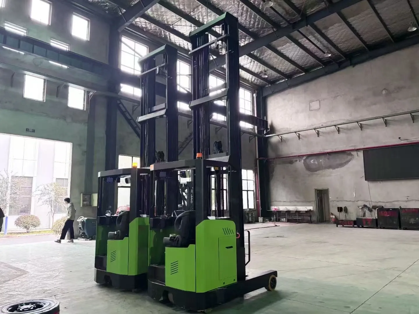 how to operate a reach truck