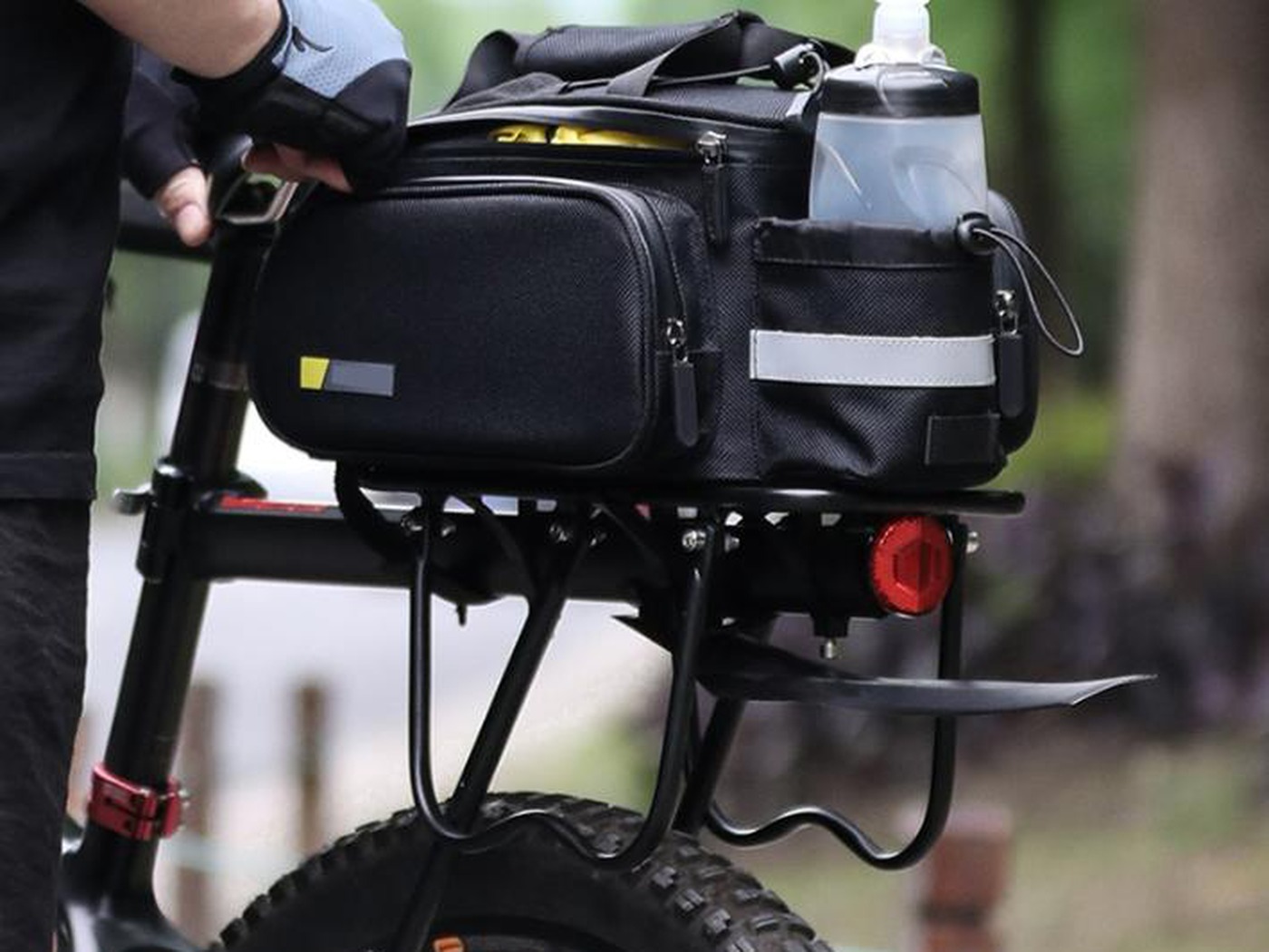 Black KY031A rack tank bag with bottle pocket and reflective stripe, shown mounted on a bike