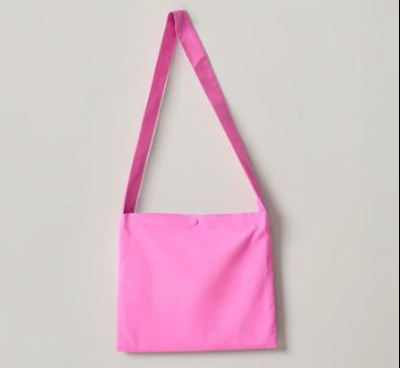 Cycling musette bag in pink: rectangular courier flap, magnetic closure and adjustable shoulder strap, front view