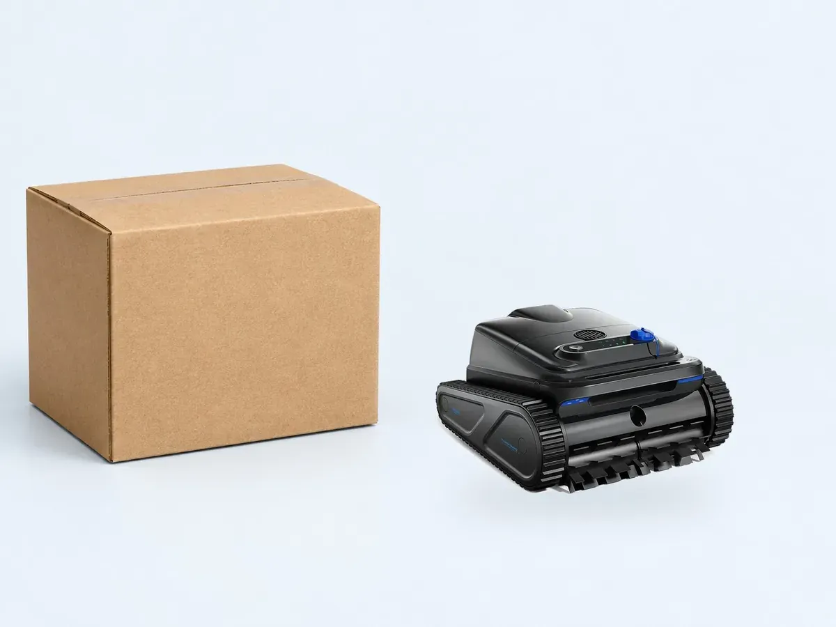 Y50S Poolroboter neben einem neutralen Kraftpapier-Versandkarton für Lagerwarenbestellungen