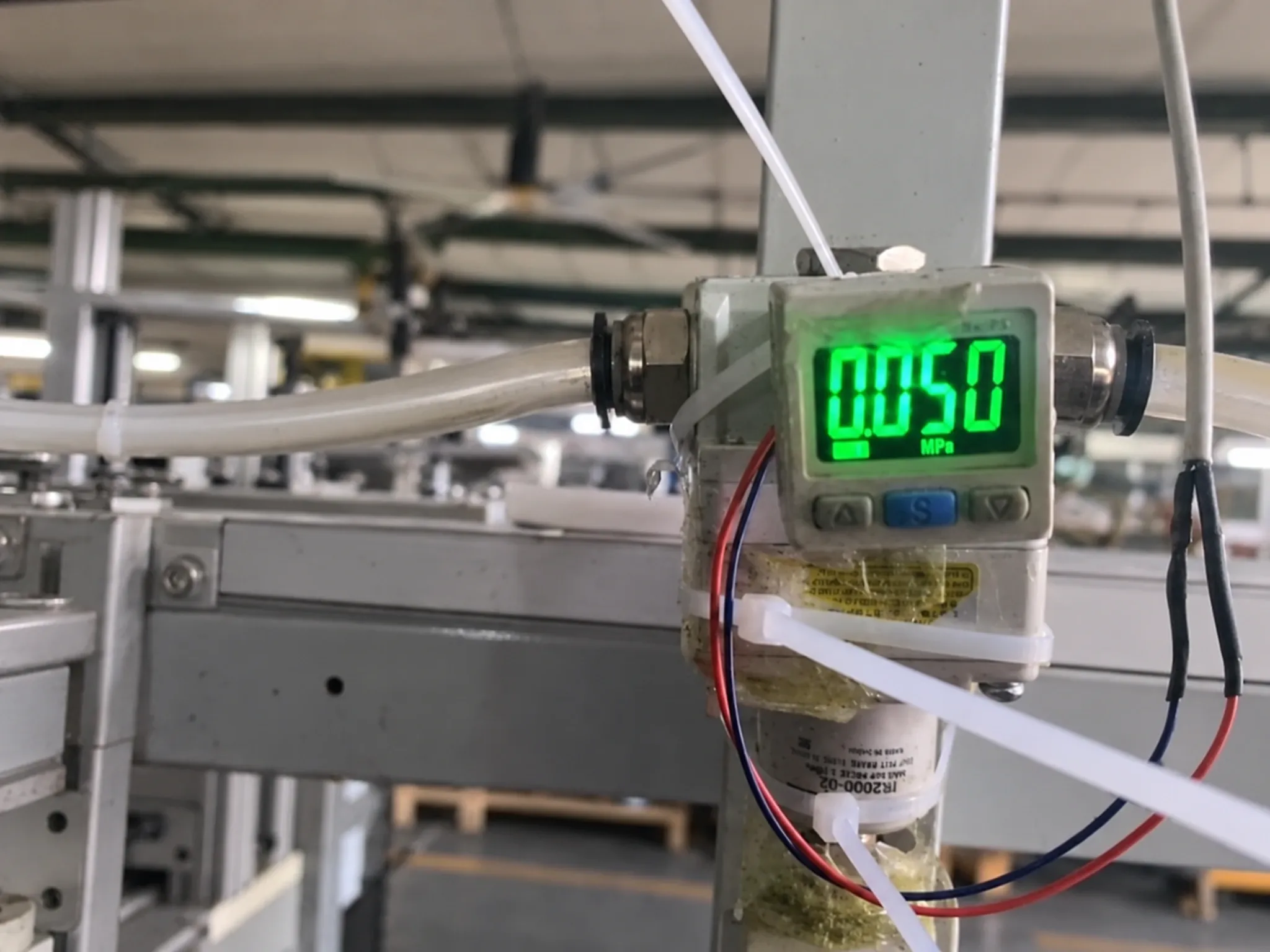 Air-tightness test gauge on a pool robot test station