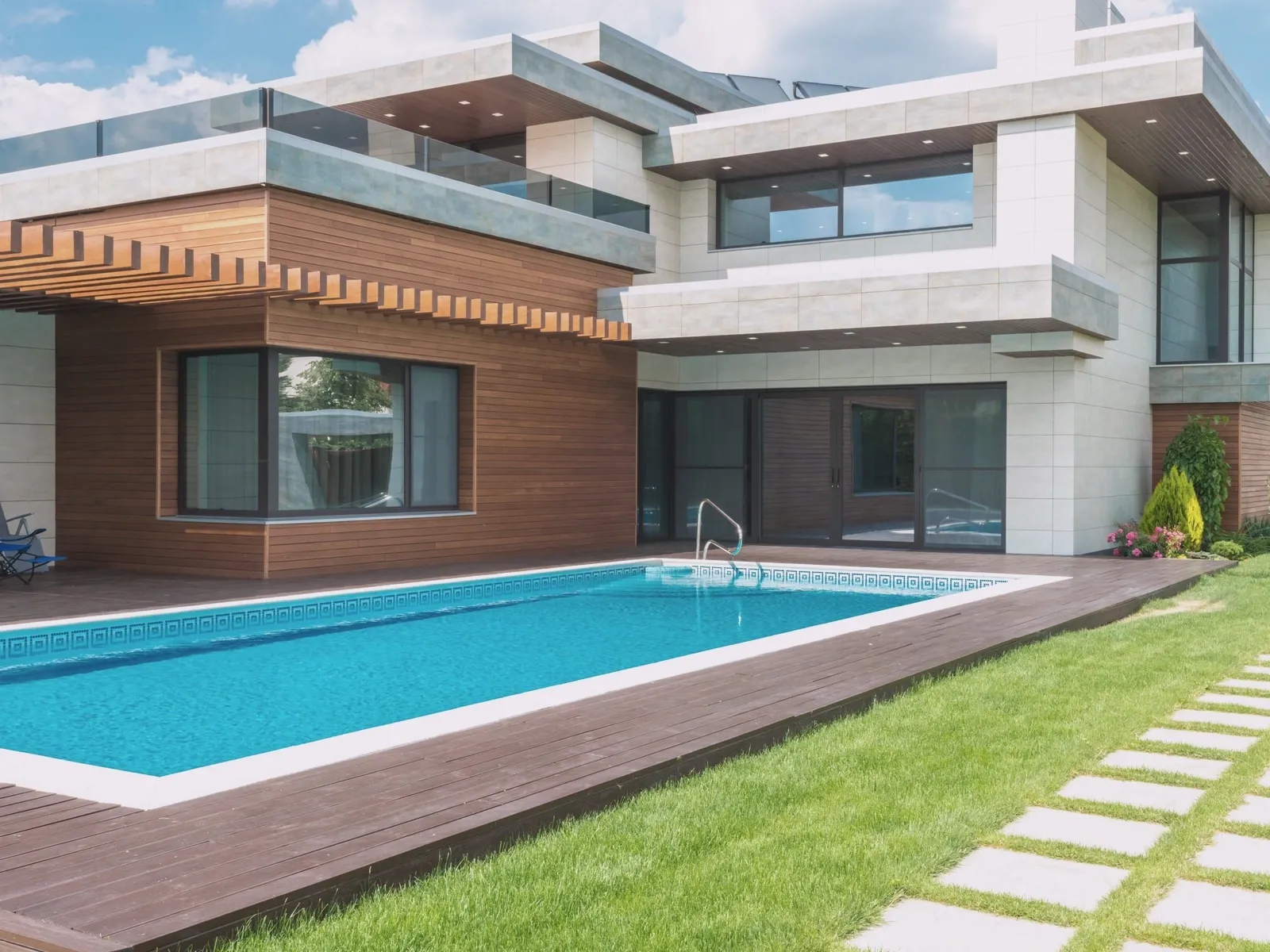 Modernes Haus mit neu gebautem Pool