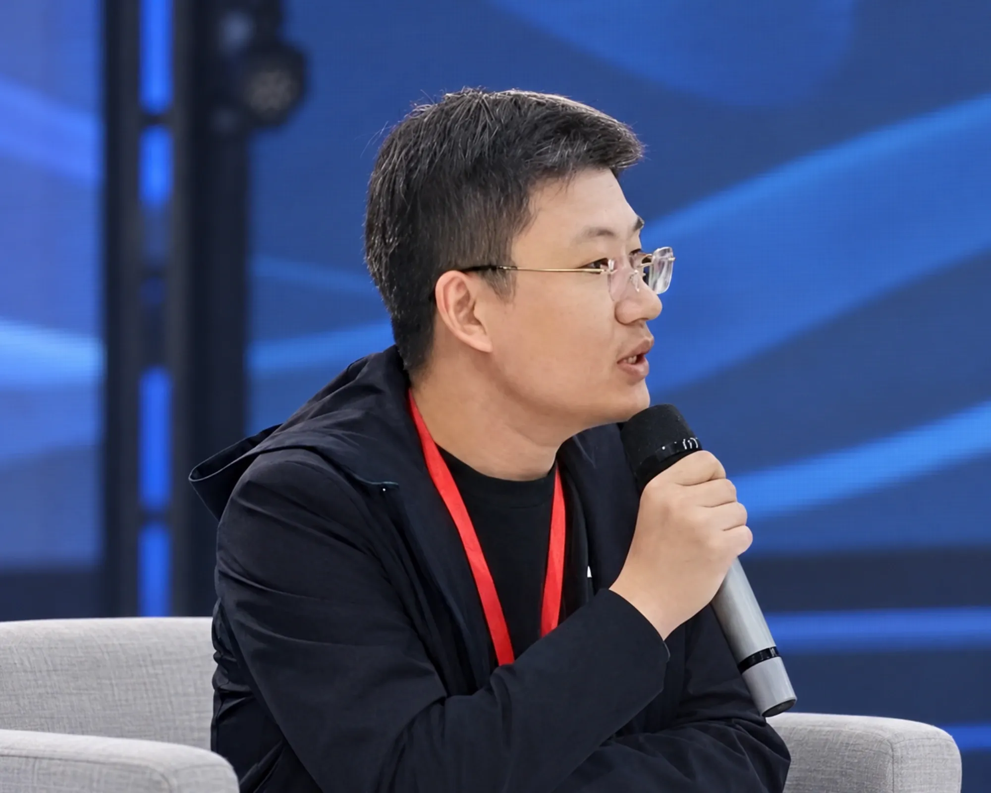 Harry Li، مؤسس Silver Home ورئيسها التنفيذي، يتحدث على منصة في منتدى صناعي