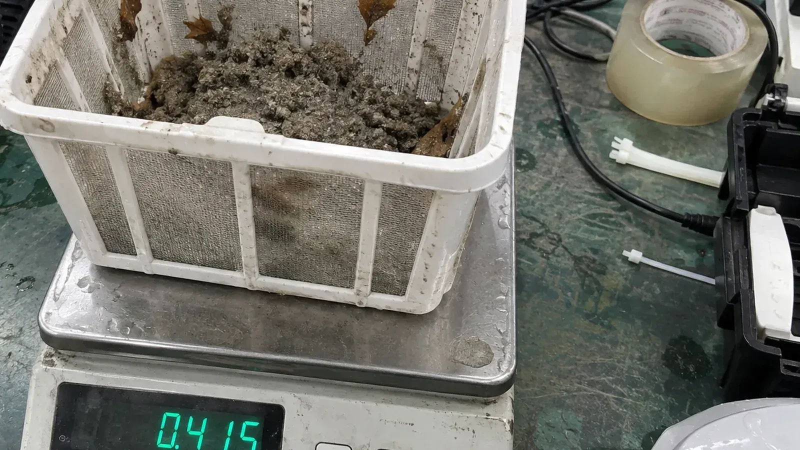Sand from a Y50S basket weighed on a scale, recreated from our test report