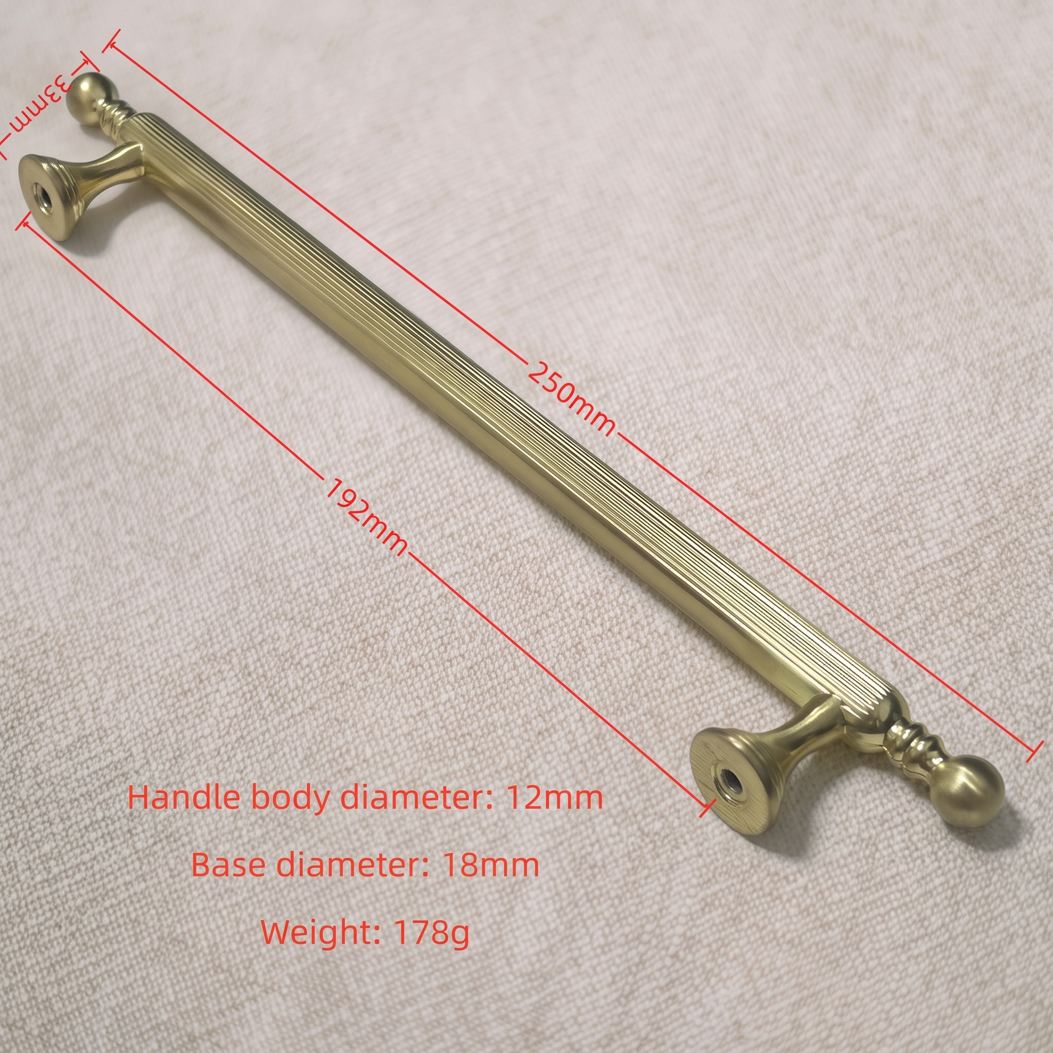 Dimension card for the straight-grain zinc bar pull on a pale linen surface, with red callouts for 250 mm overall length, 192 mm hole spacing, 33 mm height, 12 mm shaft, 18 mm base and 178 g weight