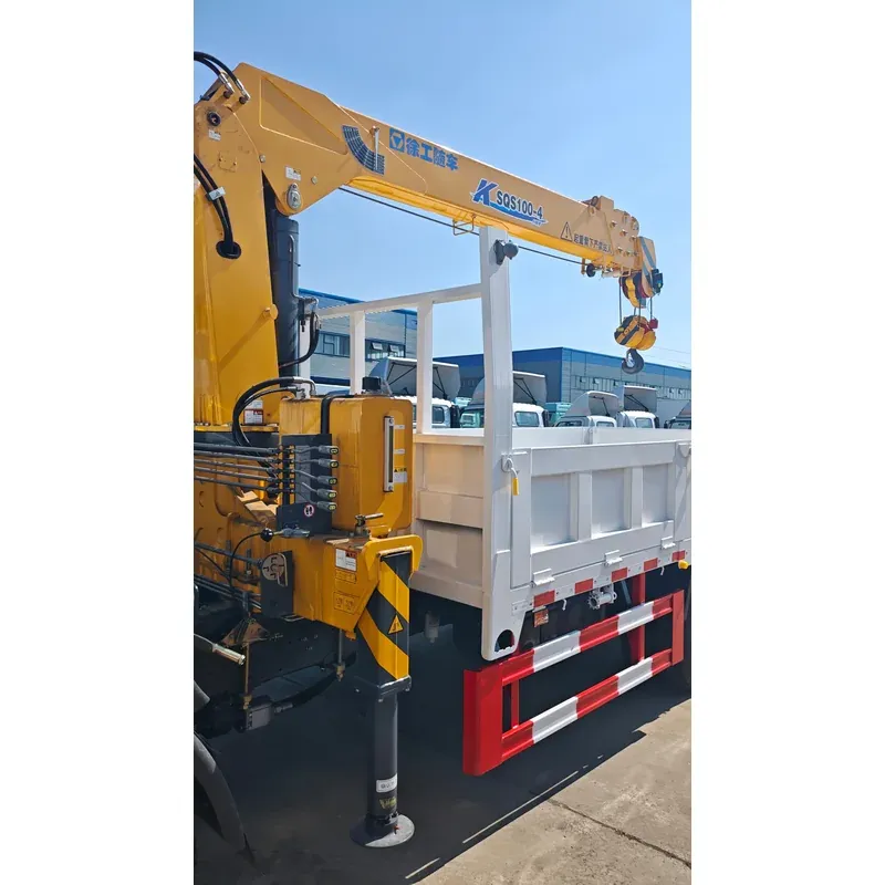 Truck-mounted crane on Dongfeng 4x2, 4T — photo 4 of 6