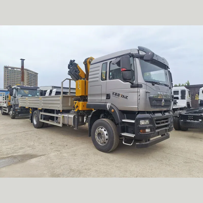 Truck-mounted crane on Howo chassis, 8T — photo 2 of 5