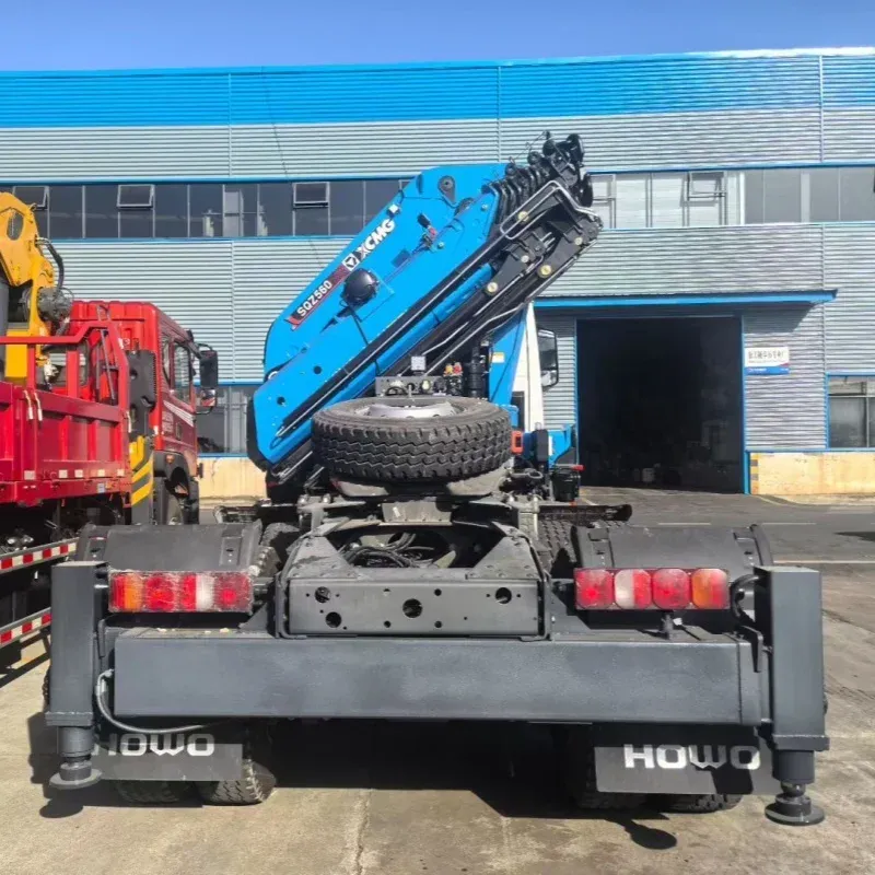 Truck-mounted crane on CLW chassis, 28T — photo 3 of 6