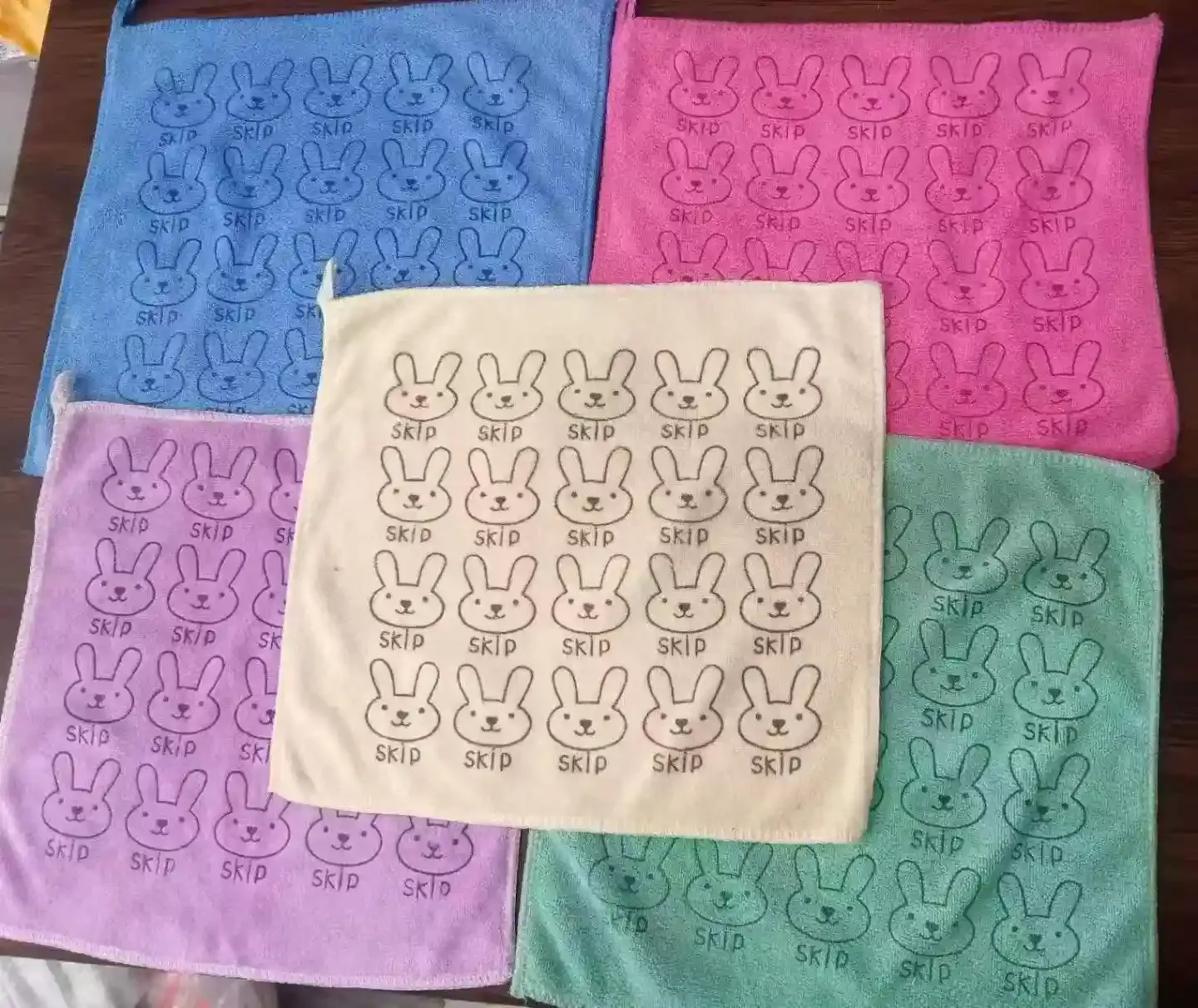 Embossed rabbit pattern microfiber cleaning cloths in assorted colors