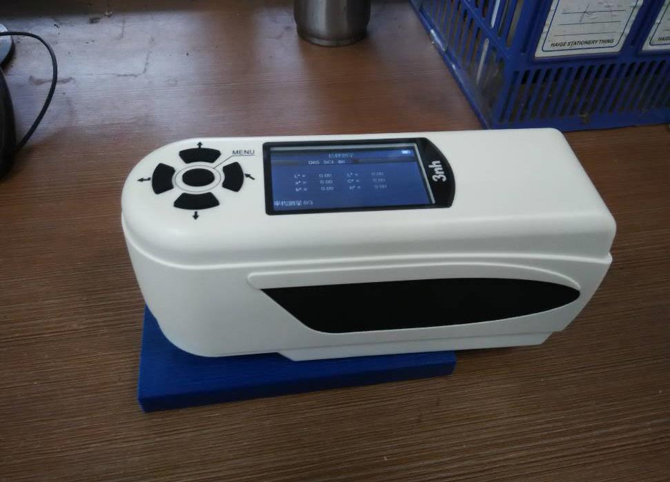 Color quality control equipment in the MEISEN laboratory