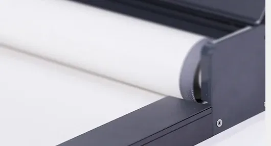 Side view of a windproof roller blind showing the fabric roll, the welded zipper edge and the extruded aluminium side rail.