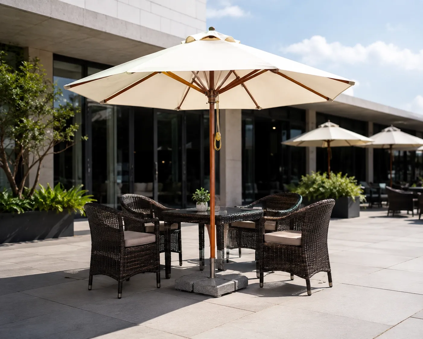 how-center-pole-commercial-umbrella-works