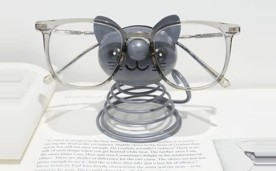 gray-metal-cat-eyeglass-holder-af004