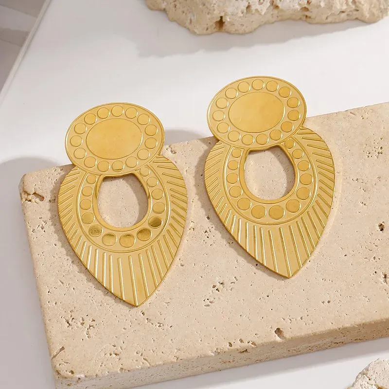 Ivanda Seahorse Hoop Earrings Gold Hammered CH1931 - view 06
