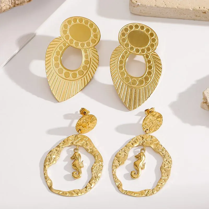 Ivanda Seahorse Hoop Earrings Gold Hammered CH1931 - view 05