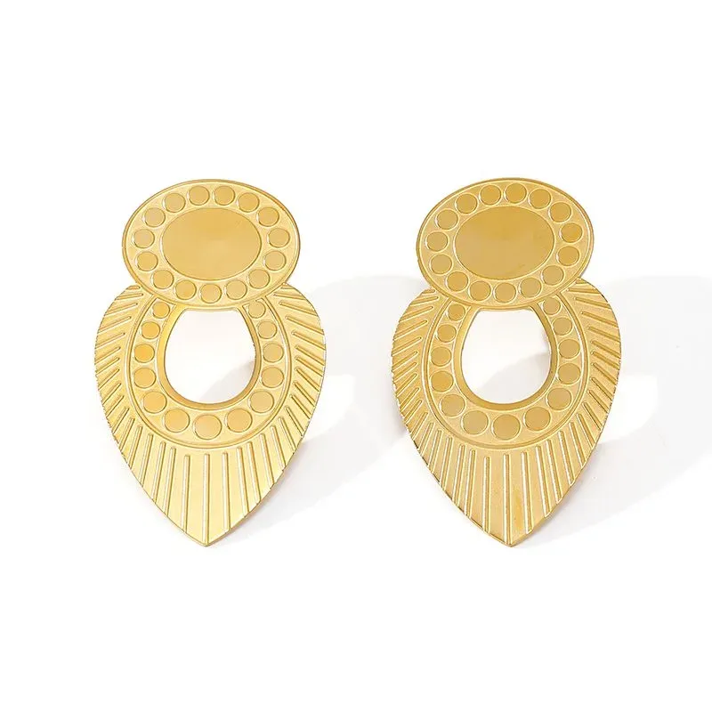 Ivanda Seahorse Hoop Earrings Gold Hammered CH1931 - view 04