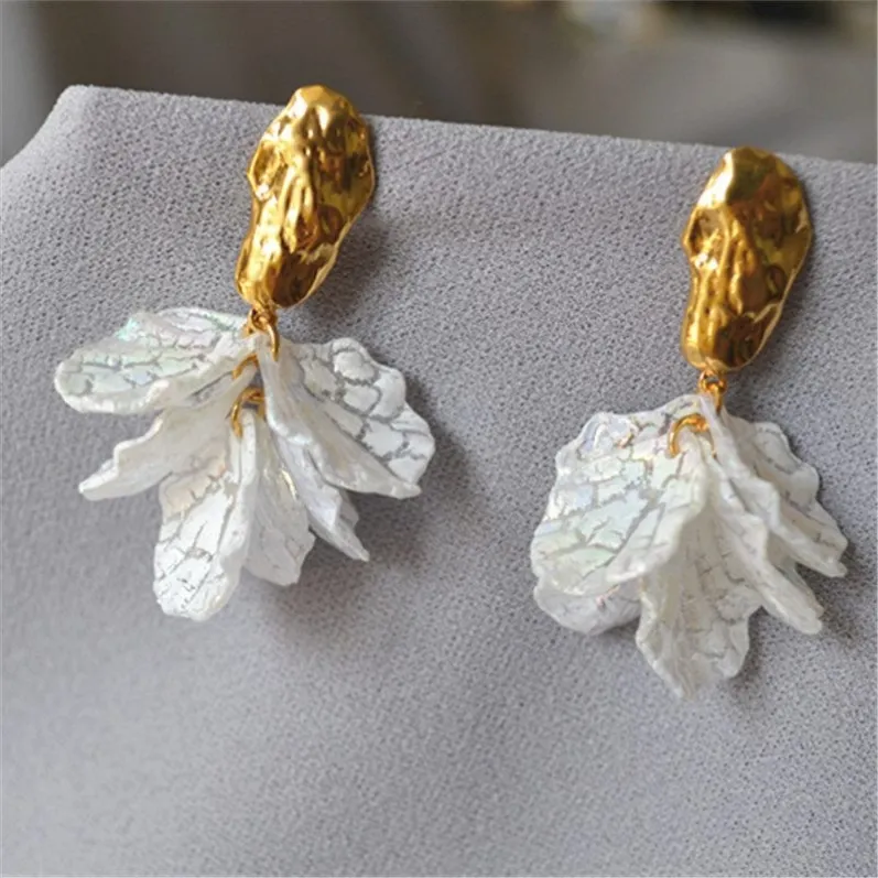03_earrings_fish_tail_01.webp