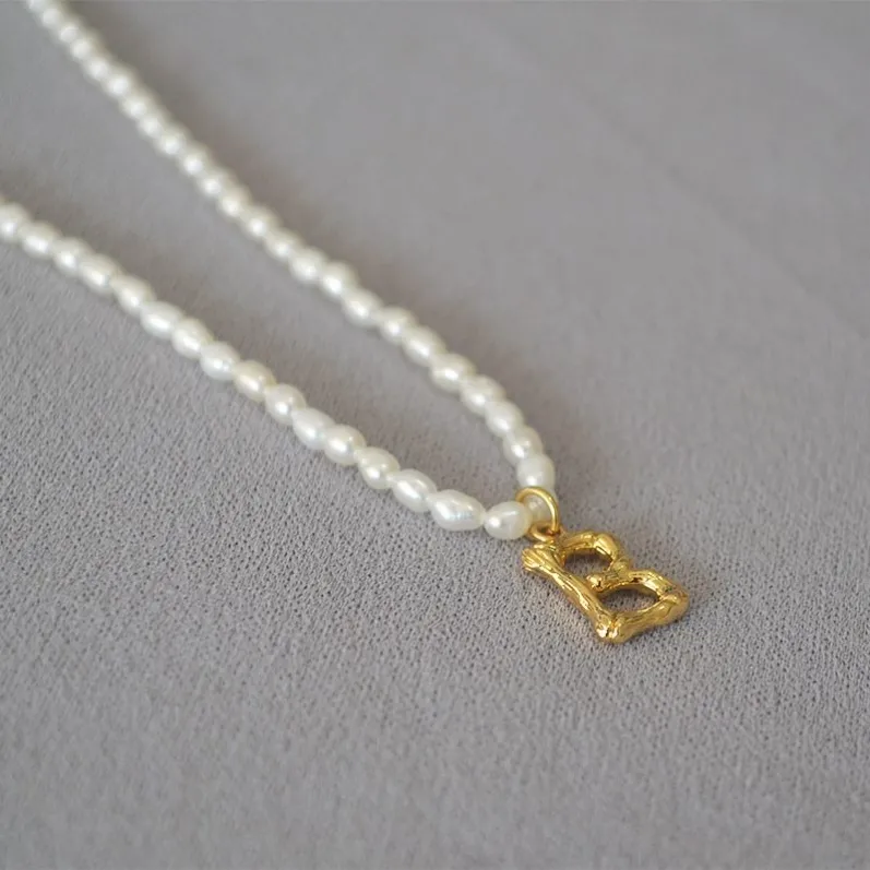 necklaces_pearl_initial_03.webp