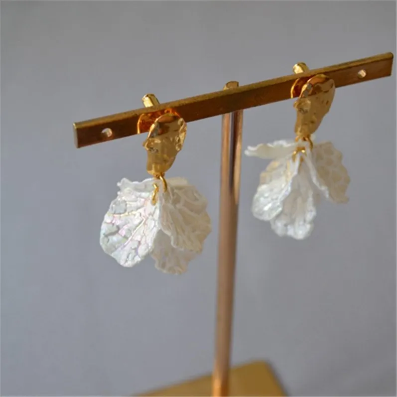 03_earrings_fish_tail_03.webp