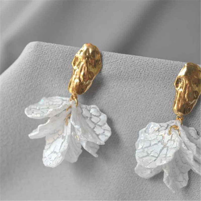 03_earrings_fish_tail_02.webp