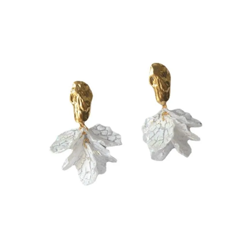 03_earrings_fish_tail_05.webp