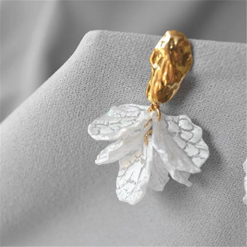03_earrings_fish_tail_04.webp