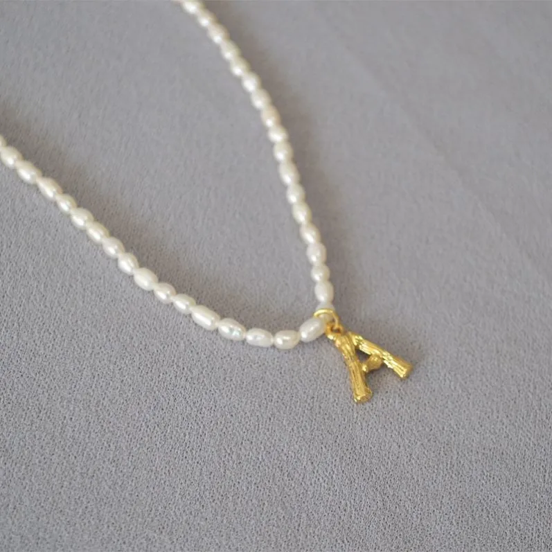necklaces_pearl_initial_02.webp