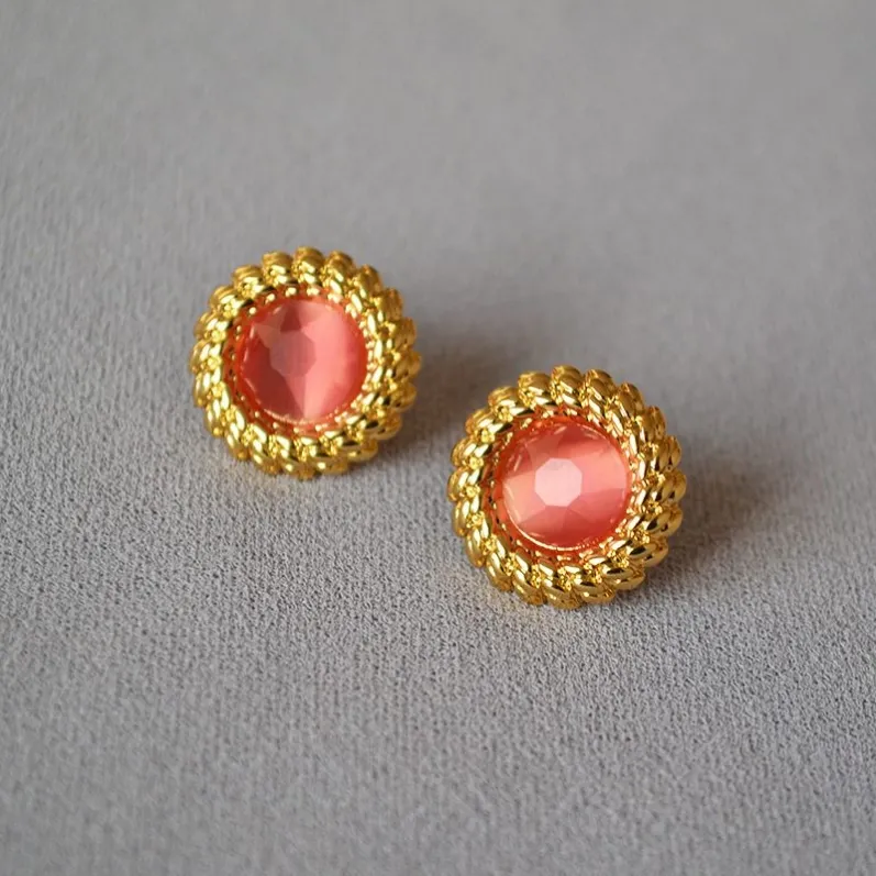 04_earrings_gold_geometric_03.webp