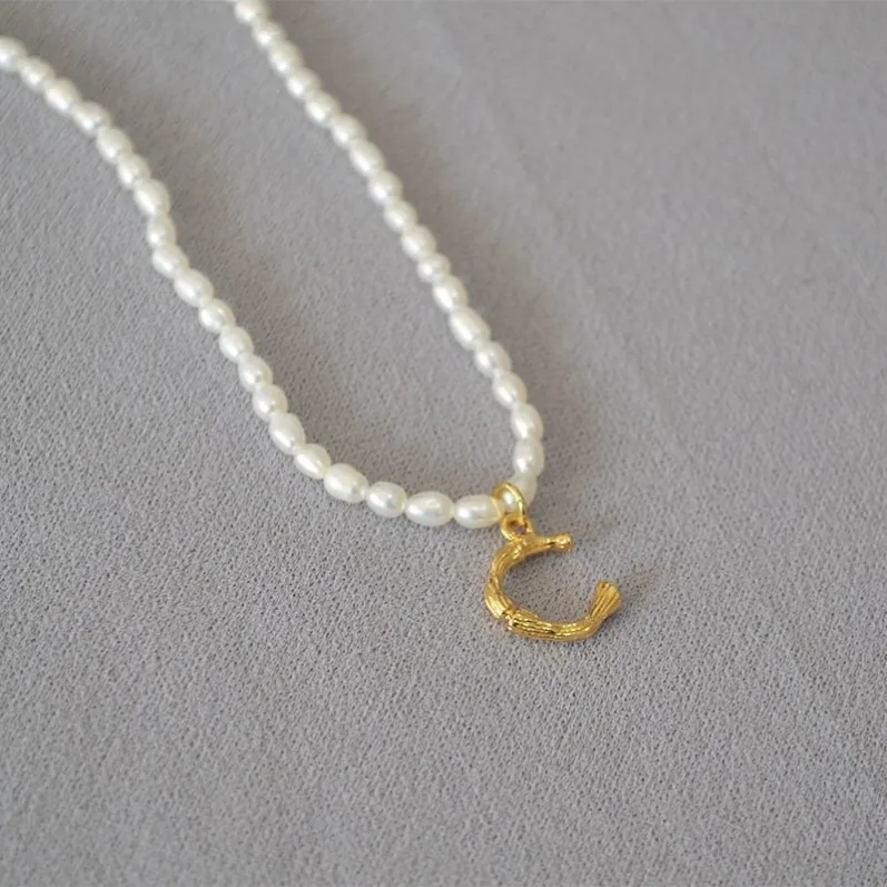 necklaces_pearl_initial_04.webp