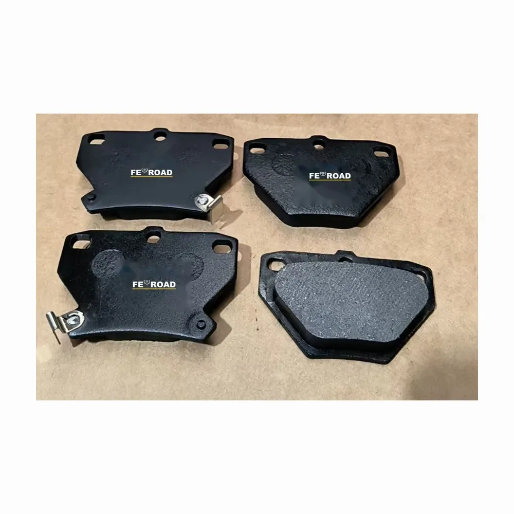 Compact brake pad set with retaining clips