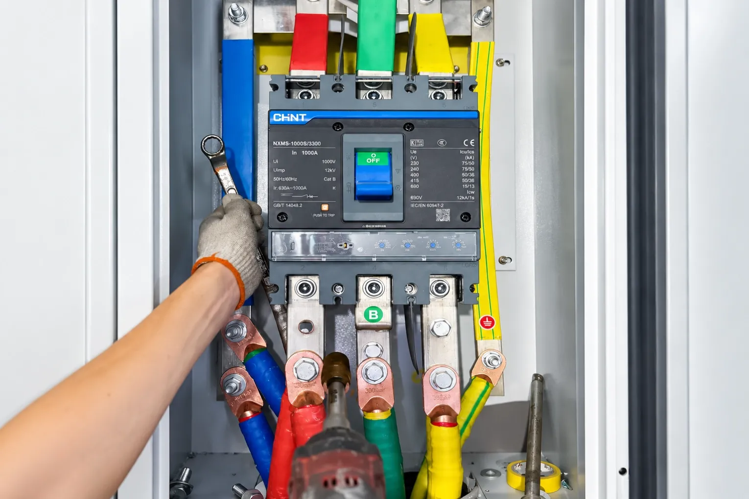 mccb-molded-case-circuit-breaker-electrical-distribution-panel