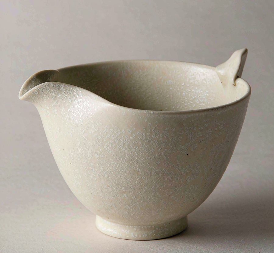 Cream spouted katakuchi sauce bowl