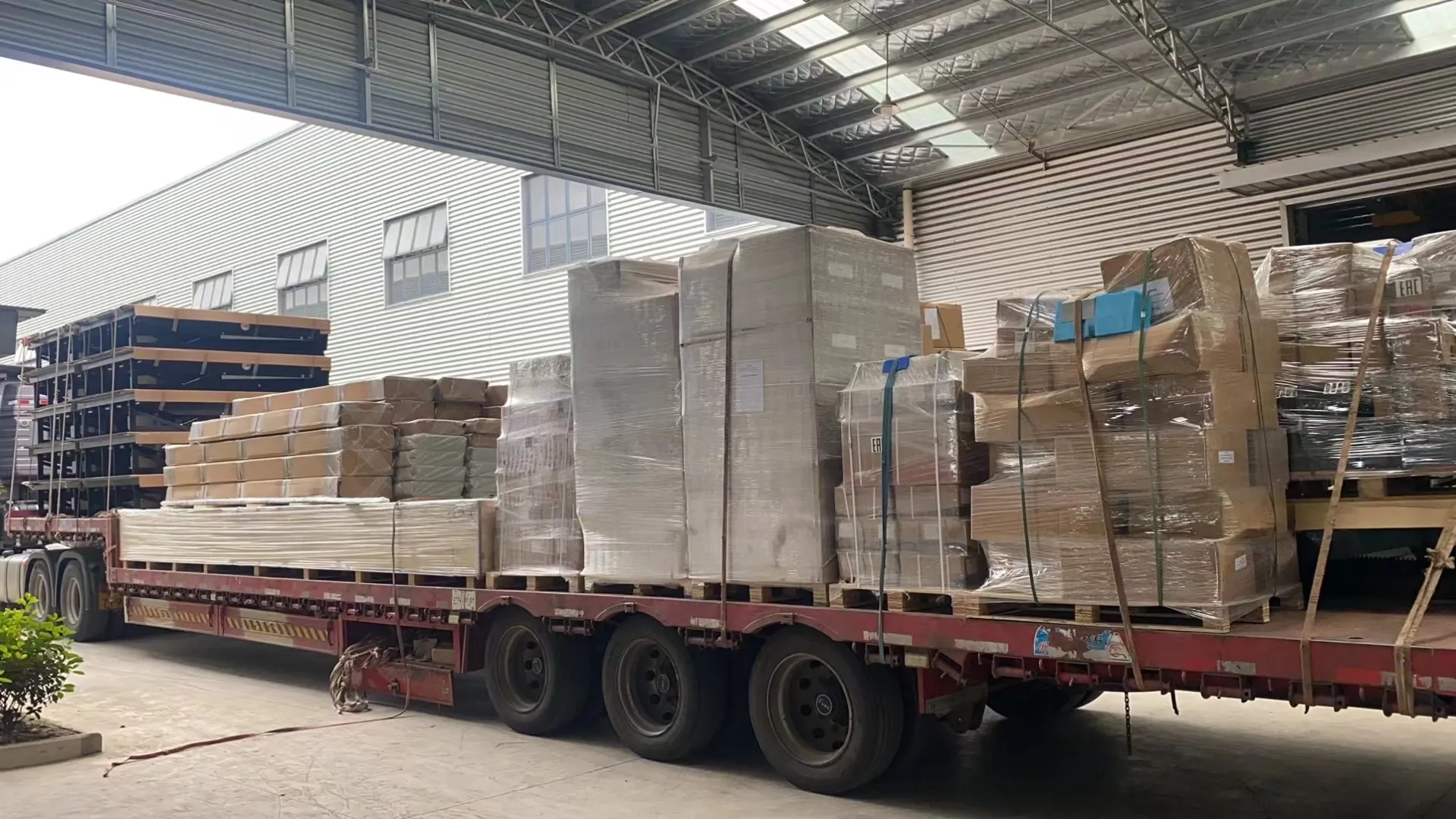 geajie-factory-industrial-doors-dock-levelers-truck-loading-01